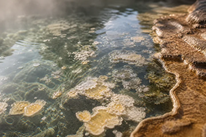 02 溫泉湯花 溫泉湯花主題圖:熱水表面的礦物結晶與湯花紋理