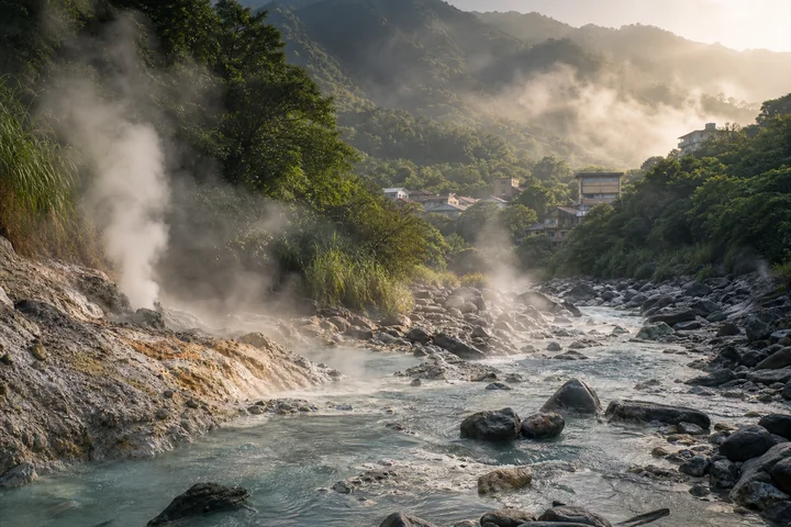 09 台灣的溫泉 台灣溫泉主題圖:山谷自然溫泉、溪谷與蒸氣景觀
